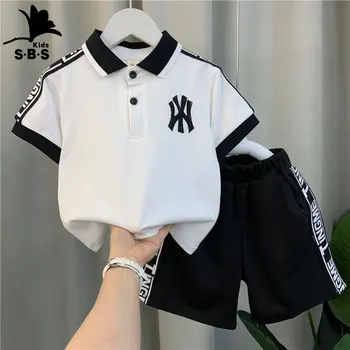 Комплект летней рубашки поло для мальчиков 2023 года, новая детская одежда с коротким рукавом, классный и красивый комплект из 2 предметов для детей.